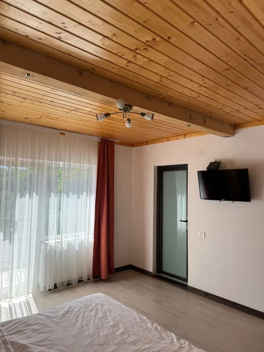 Cabana de inchiriat la munte cu ciubar Poiana Marului