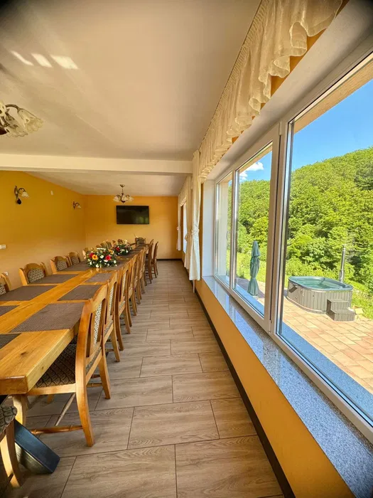 Cabana de inchiriat la munte cu ciubar Poiana Marului